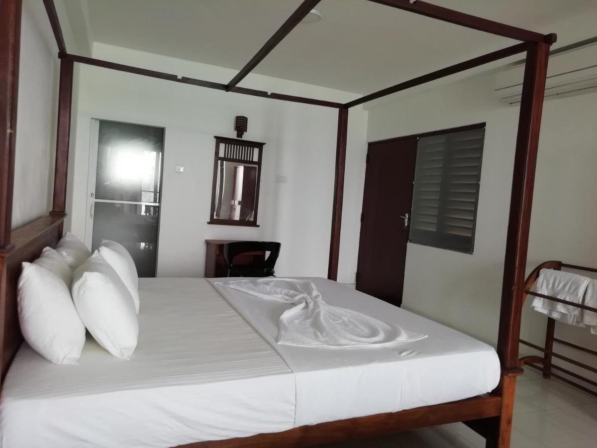 Rainbow Beach Hotel Hikkaduwa Esterno foto